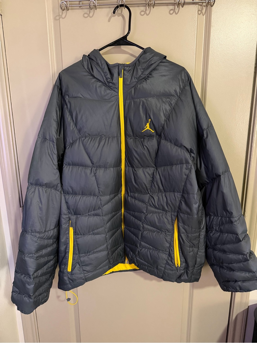Jordan PrimaLoft Hooded Puffer Jacket – Men’s XXL Gray/Yellow
